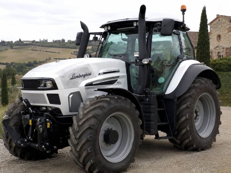 Agricultural Machinery Cleaning Services Agricultural tractor representing agricultural machinery cleaning and maintenance services offered by Das Detail across East Anglia